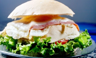 A lanchonete Omeleteria oferece a seus clientes deliciosas opções de lanches, como o X-Tudo